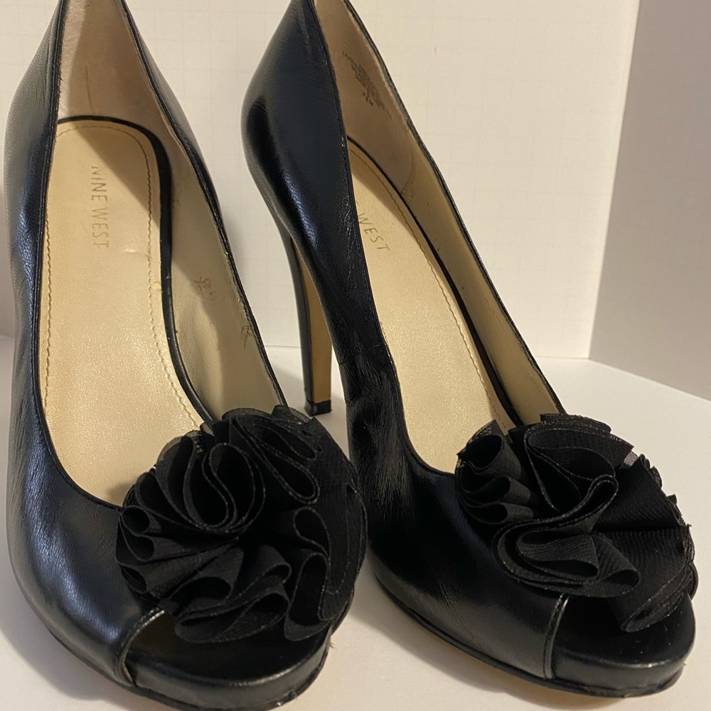 Nine West 7.5M Black peep toe with ruffle flower, 4.5" heel, EUC